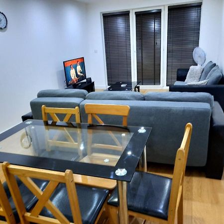 Max'Em Lexington Luxury Apartment Slough Bagian luar foto