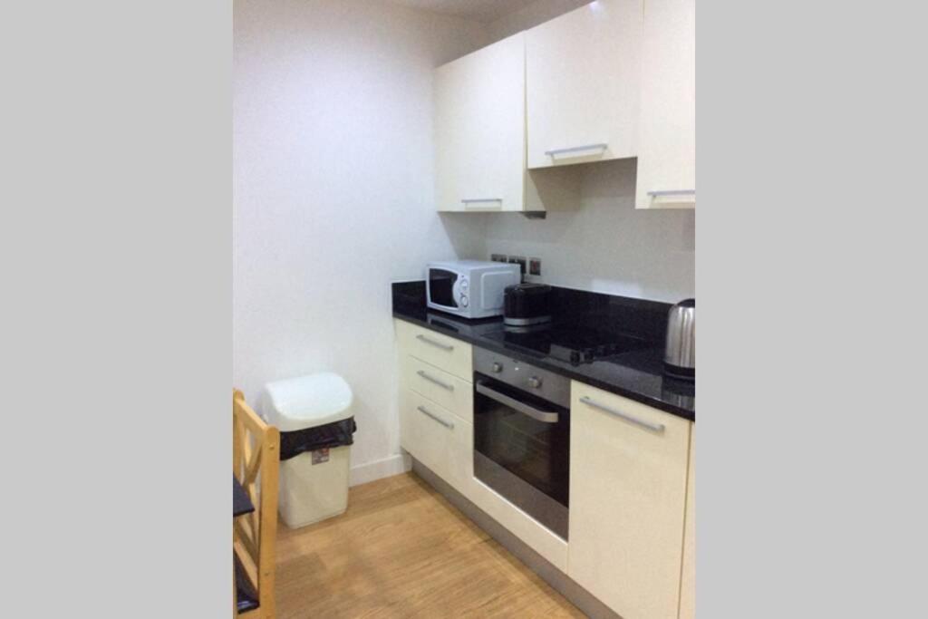 Max'Em Lexington Luxury Apartment Slough Bagian luar foto