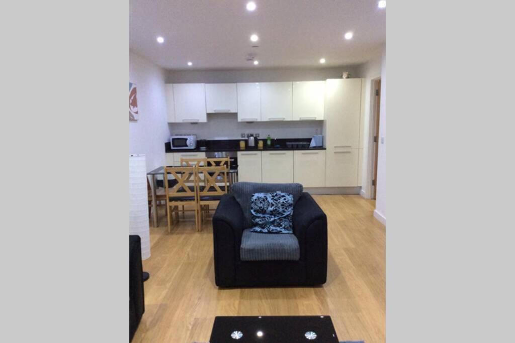 Max'Em Lexington Luxury Apartment Slough Bagian luar foto
