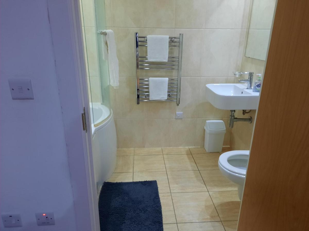 Max'Em Lexington Luxury Apartment Slough Bagian luar foto